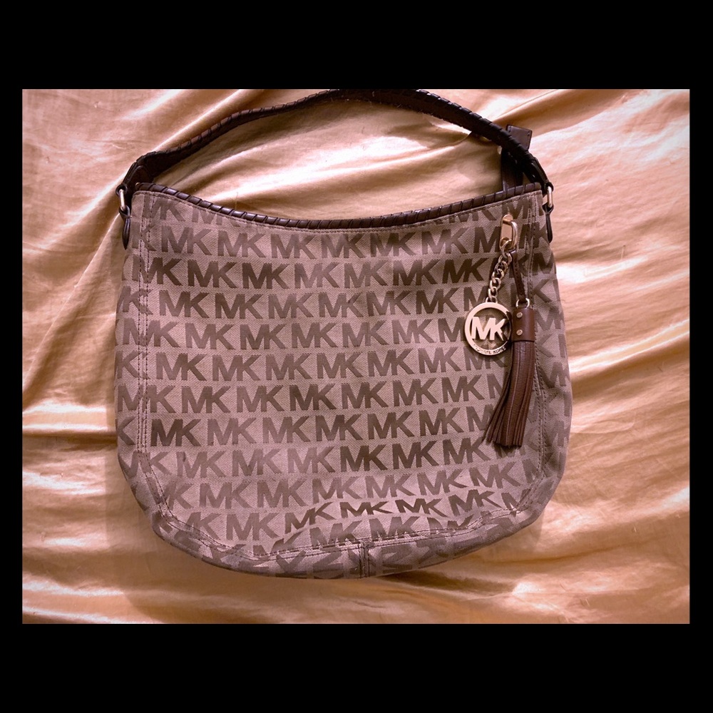 Mid-size shoulder bag